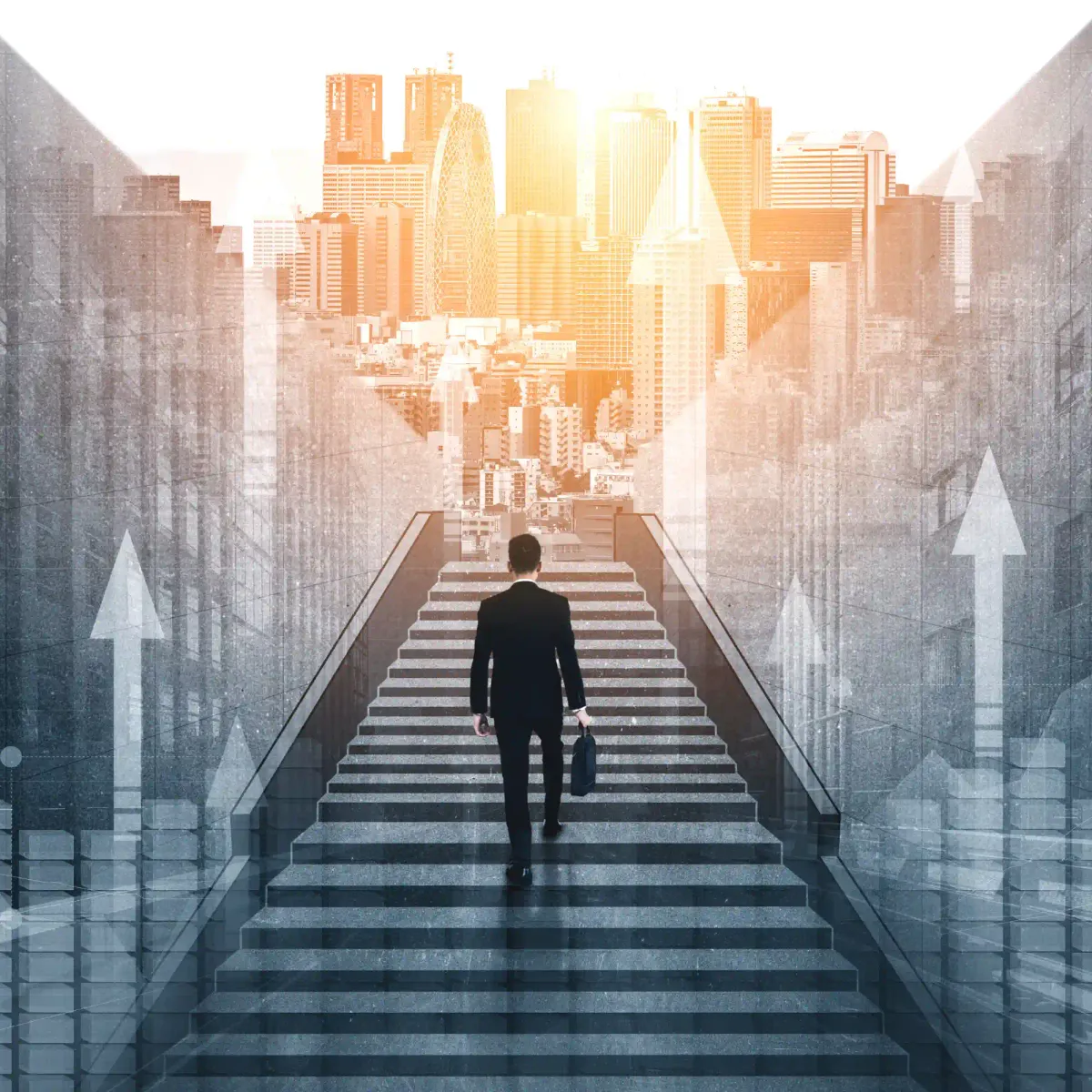 Person auf einer Treppe vor einer Stadtsilhouette im Gegenlicht